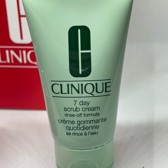 Clinique 4 piece set black mascara bare pop lipstick moisturizer & scrub cream - Picture 4 of 16